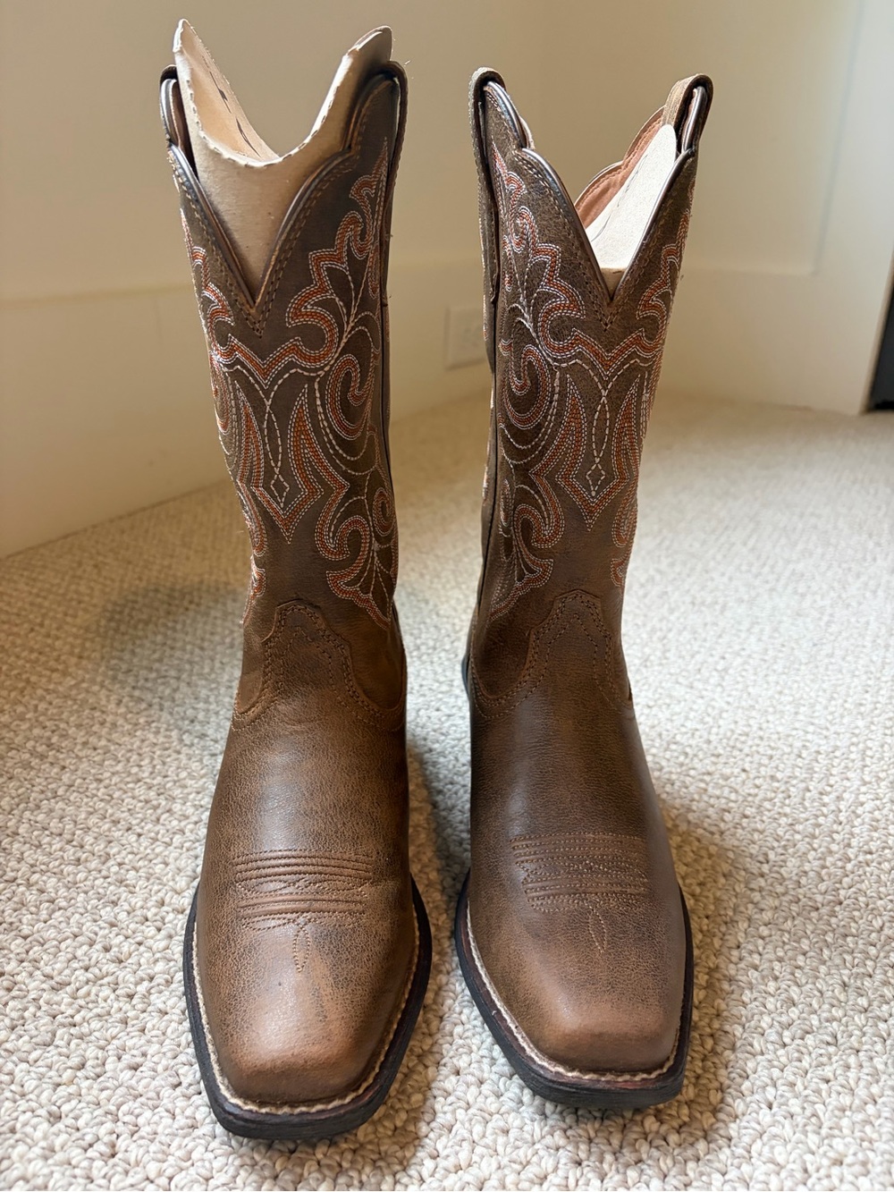 Ariat Round Up Square Toe Western Boot: worn once - Picture 3 of 10